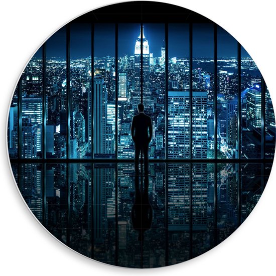 PVC Schuimplaat Muurcirkel - Man voor Glazen Wand met Uitzicht op de Stad in de Avond - 50x50 cm Foto op Muurcirkel (met ophangsysteem)