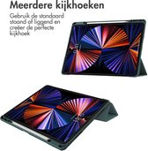 iMoshion Tablet Hoes Geschikt voor iPad Pro 12.9 (2021) / iPad Pro 12.9 (2020) / iPad Pro 12.9 (2018) / iPad Pro 12.9 (2022) - iMoshion Trifold Hardcase Bookcase - Groen