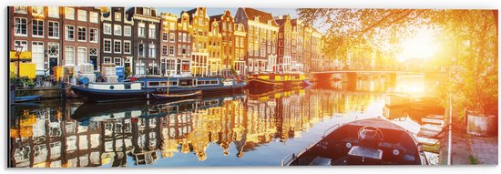 Dibond - Zonnestralen over de Grachten van Amsterdam Vol met Boten - 60x20 cm Foto op Aluminium (Wanddecoratie van metaal)