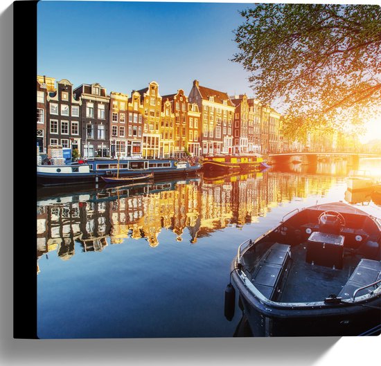 Canvas - Zonnestralen over de Grachten van Amsterdam Vol met Boten - 30x30 cm Foto op Canvas Schilderij (Wanddecoratie op Canvas)
