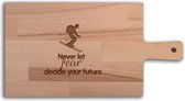 Serveerplank Skiën Never Let Fear Decide Your Future - Alle sporten - Hapjesplank - Borrelplank hout - Kaasplank - Verjaardag - Jubilea - Housewarming - Cadeau voor vrouw - Cadeau voor man - Keuken - 36x19cm - WoodWideGifts