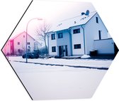 Dibond Hexagon - Besneeuwde Huisjes in Straat - 50x43.5 cm Foto op Hexagon (Met Ophangsysteem)