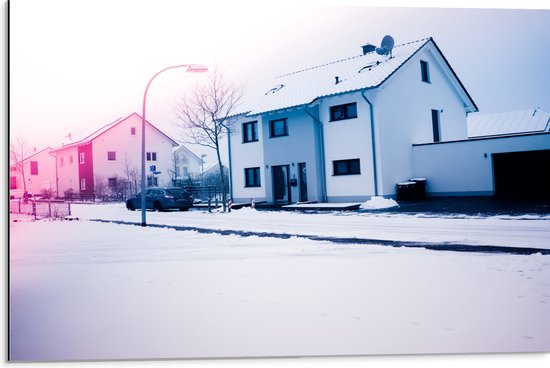 Dibond - Besneeuwde Huisjes in Straat - 75x50 cm Foto op Aluminium (Met Ophangsysteem)