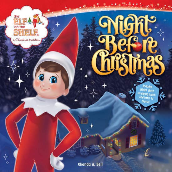 De Elf on the Shelf met kerstmuts en rode outfit voor een besneeuwd huis met kerstverlichting. Titel: Night Before Christmas.