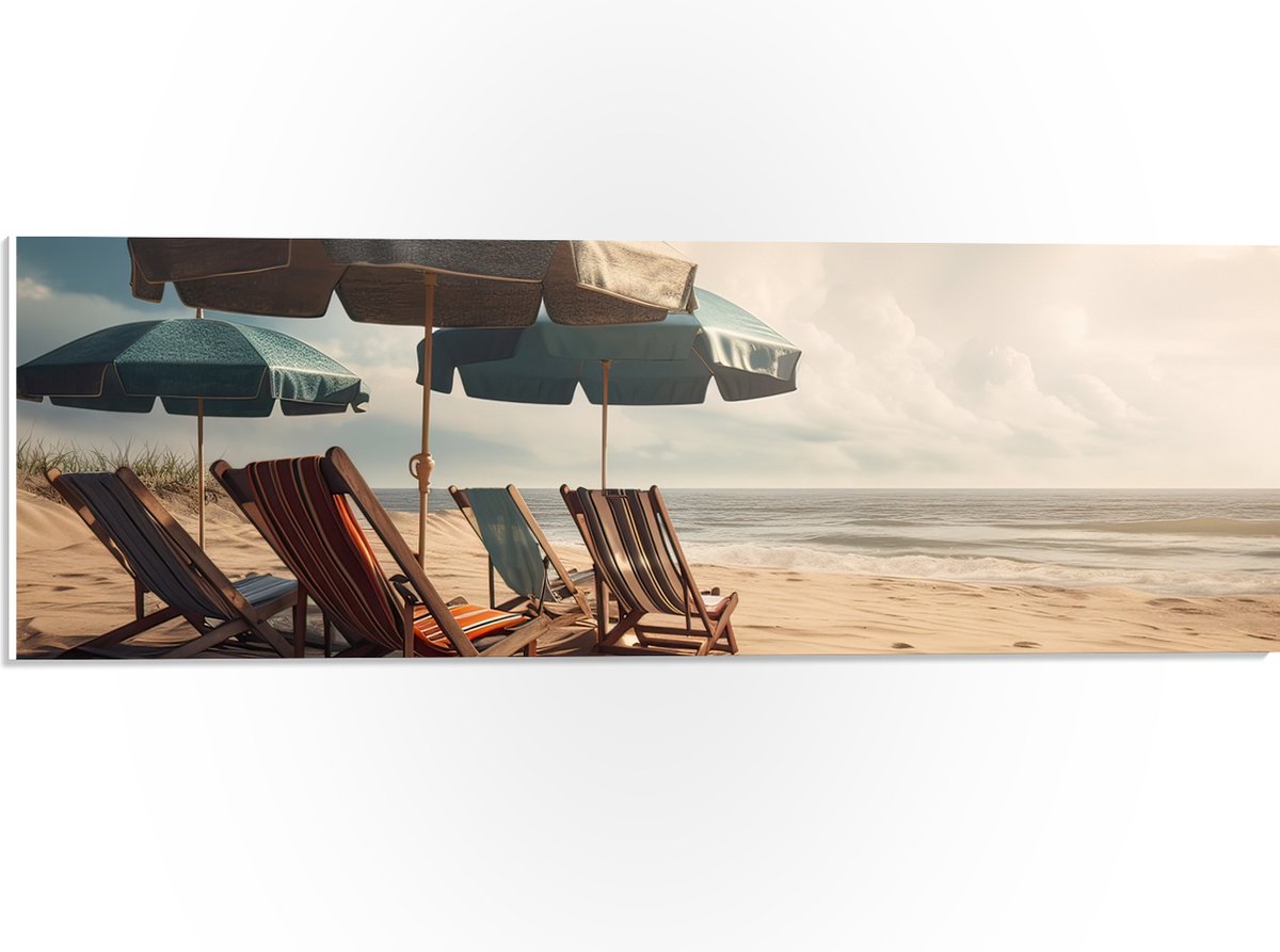 PVC Schuimplaat- Strandstoelen en Parasols op het Strand op Bewolkte Dag - 60x20 cm Foto op PVC Schuimplaat