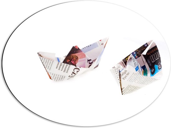 Dibond Ovaal - Van Kranten Gevouwen Papieren Bootjes tegen Witte Achtergrond - 68x51 cm Foto op Ovaal (Met Ophangsysteem)