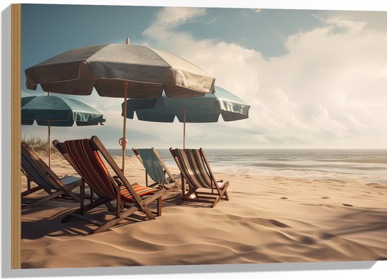 Hout - Strandstoelen en Parasols op het Strand op Bewolkte Dag - 75x50 cm - 9 mm dik - Foto op Hout (Met Ophangsysteem)