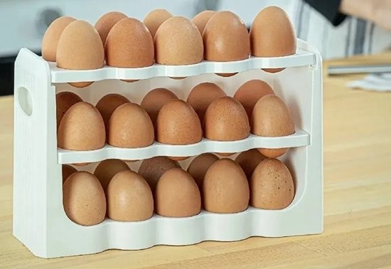 Witte eierhouder met 3 lagen, 10 vakjes per laag, gevuld met bruine eieren.