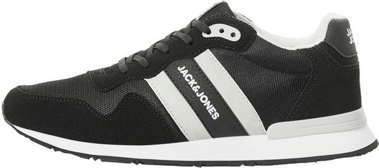 Zwarte lage sneaker met witte en grijze strepen, witte zool en grijs detail op de hak.