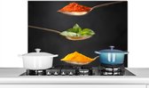 Spatscherm keuken 90x60 cm - Kookplaat achterwand Kruiden - Lepel - Specerijen - Zwart - Italiaans - Muurbeschermer - Spatwand fornuis - Hoogwaardig aluminium