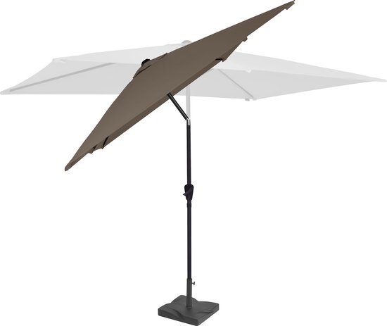 Taupe parasol met een gebogen frame en zwarte paal en voet.
