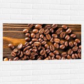 Muursticker - Hoopje Koffiebonen op Houten Tafel - 100x50 cm Foto op Muursticker