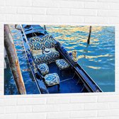 Muursticker - Blauwe Gondel met Gouden Details op de Wateren van Venetië - 105x70 cm Foto op Muursticker