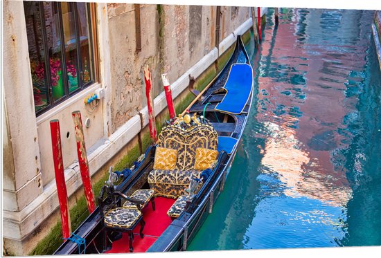 PVC Schuimplaat - Blauwe Gondel met Rode en Gouden Details op de Smalle Wateren van Venetië - 120x80 cm Foto op PVC Schuimplaat (Met Ophangsysteem)