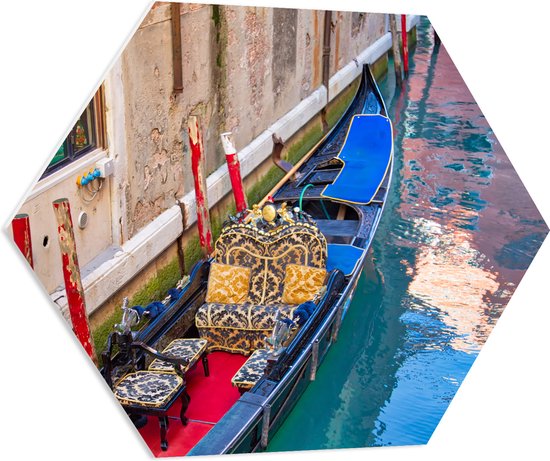 PVC Schuimplaat Hexagon - Blauwe Gondel met Rode en Gouden Details op de Smalle Wateren van Venetië - 70x60.9 cm Foto op Hexagon (Met Ophangsysteem)