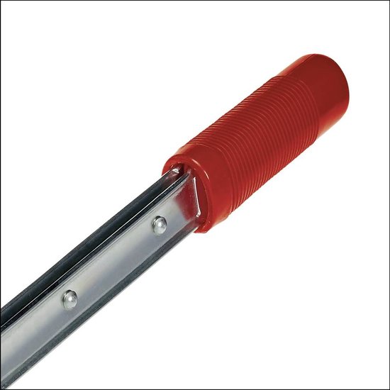 Detail van de geribbelde rode softgrip handgreep van een lier.