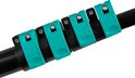 Detail van de turquoise clipsluitingen op de zwarte telescoopsteel.
