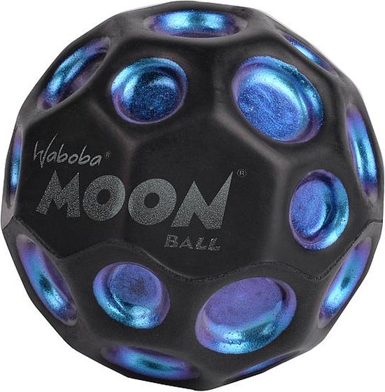 Waboba Moon bal met openingen in iriserende blauwe en zwarte kleuren.