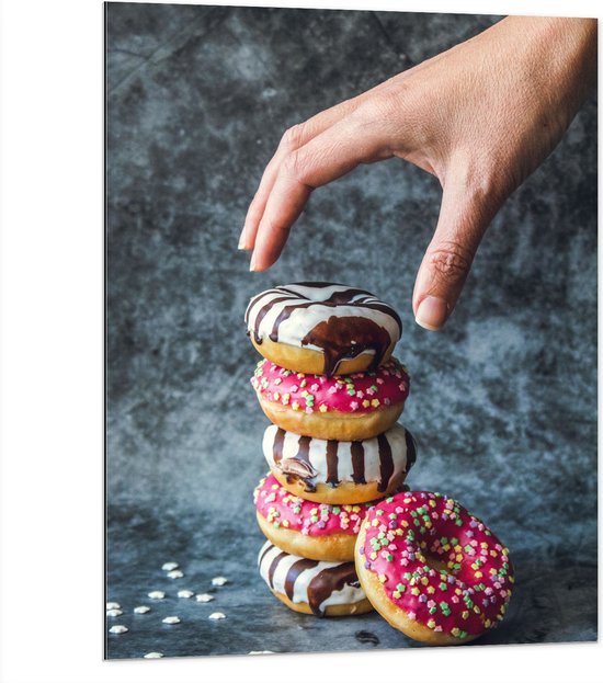 Dibond - Donuts - Gestapeld - Sprinkels - Hand - Kleurrijk - 75x100 cm Foto op Aluminium (Wanddecoratie van metaal)