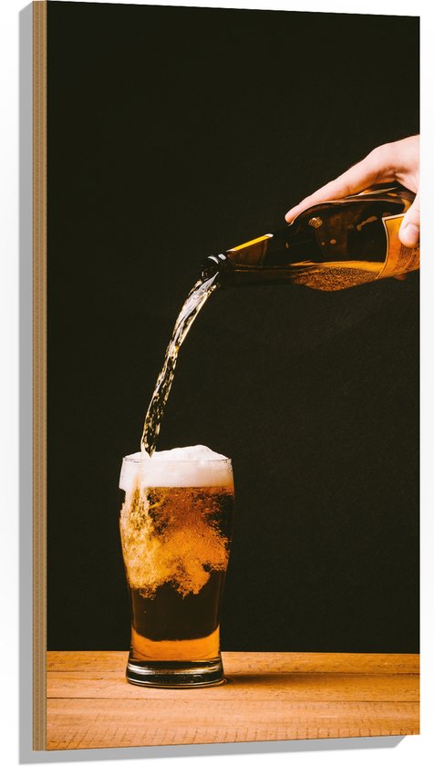 Hout - Bier - Bierglas - Drank - Drinken - Schenken - Hand - Bierflesje - 50x100 cm - 9 mm dik - Foto op Hout (Met Ophangsysteem)