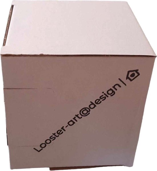 Bruine kartonnen verpakking met de tekst "Looster-art@design" schuin erop gedrukt.