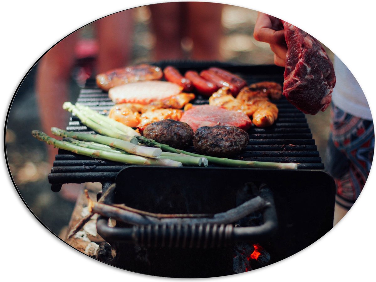 Dibond Ovaal - Barbecue - Vlees - Groenten - Kolen - Natuur - 56x42 cm Foto op Ovaal (Met 