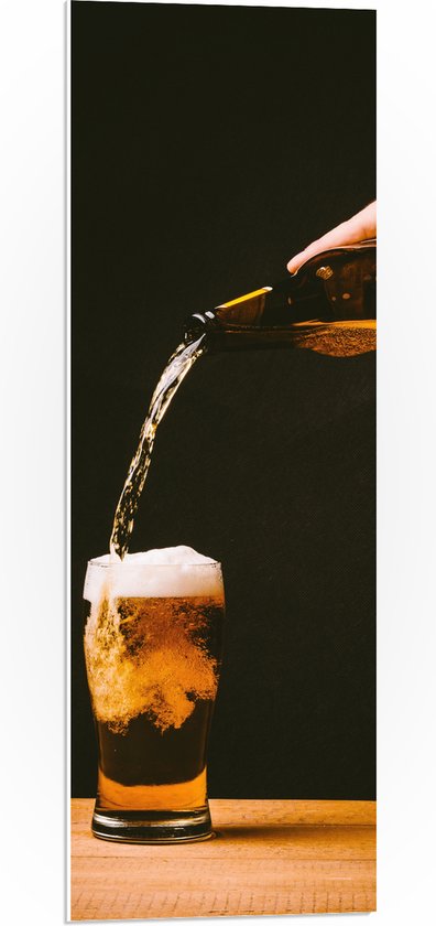 PVC Schuimplaat - Bier - Bierglas - Drank - Drinken - Schenken - Hand - Bierflesje - 30x90 cm Foto op PVC Schuimplaat (Met Ophangsysteem)