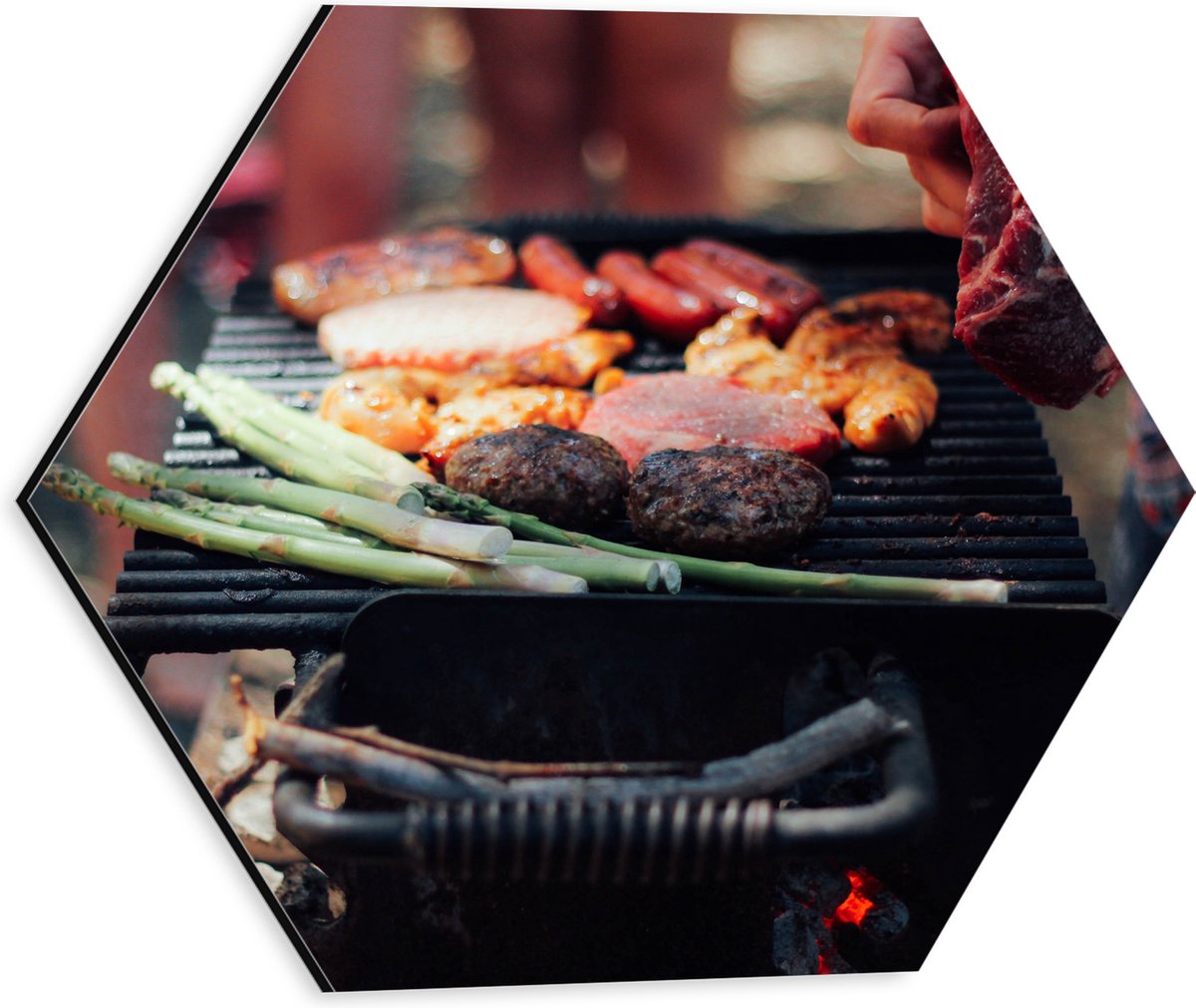 Dibond Hexagon - Barbecue - Vlees - Groenten - Kolen - Natuur - 30x26.1 cm Foto op Hexagon