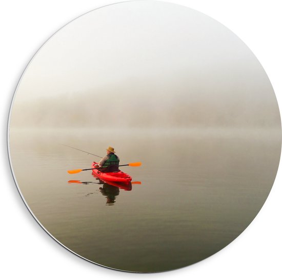 PVC Schuimplaat Muurcirkel - Man in Rode Kano op Mistig Meer - 40x40 cm Foto op Muurcirkel (met ophangsysteem)