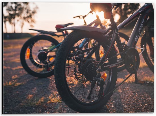 Dibond - Wielen van Racefietsen tijdens de Zonsondergang - 40x30 cm Foto op Aluminium (Met Ophangsysteem)