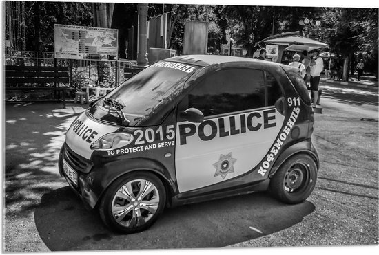 Acrylglas - Kleine Politieauto Geparkeerd (Zwart-wit) - 90x60 cm Foto op Acrylglas (Met Ophangsysteem)