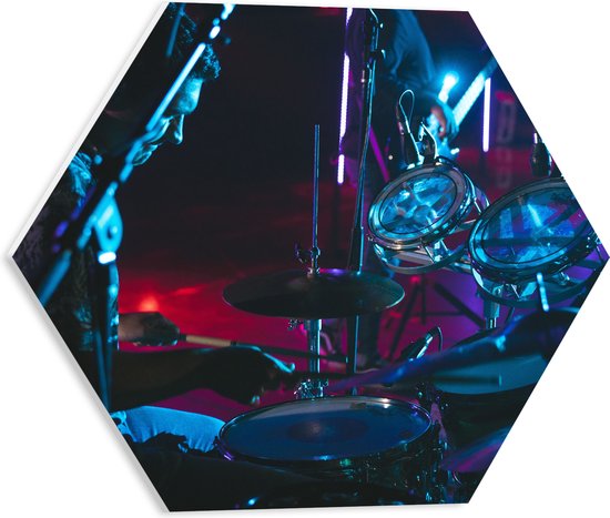 PVC Schuimplaat Hexagon - Drummer op het Podium bij Paarse Lampen - 40x34.8 cm Foto op Hexagon (Met Ophangsysteem)