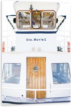 PVC Schuimplaat - Vooraanzicht van Witte Vissersboot - 80x120 cm Foto op PVC Schuimplaat (Met Ophangsysteem)