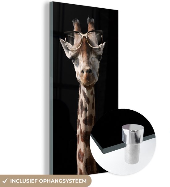 MuchoWow® Glasschilderij 60x120 cm - Schilderij acrylglas - Giraffe - Bril - Zwart - Foto op glas - Schilderijen