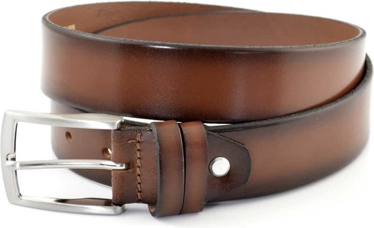 COGNAC RIEM GEMAAKT VAN PLANTAARDIG GELOOID LEER. AIRBRUSH ZIJKANTJES VOOR EEN GAVE NETTE UITSTRALING. MAAT 105