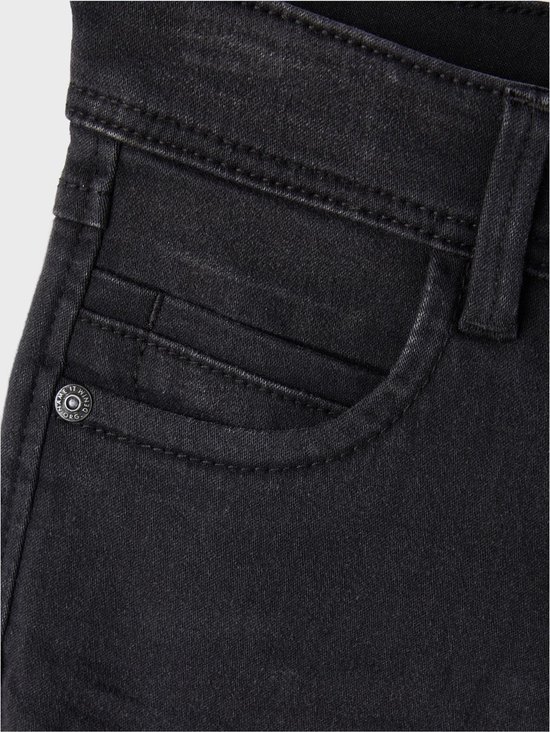 Close-up van de zak van een donkergrijze jeans met logo-knop.