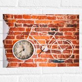 Muursticker - Witte Fiets met Klok aan Bakstenen Muur - 40x30 cm Foto op Muursticker