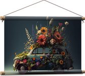 Textielposter - Ouderwetse Lichtblauwe Auto Versierd met Verschillende Bloemen - 60x40 cm Foto op Textiel