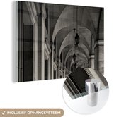 Glasschilderij - Architectuur - Gang - Licht - Zwart wit - Glazen plaat - Foto op glas - 120x80 cm - Wanddecoratie - Schilderij glas