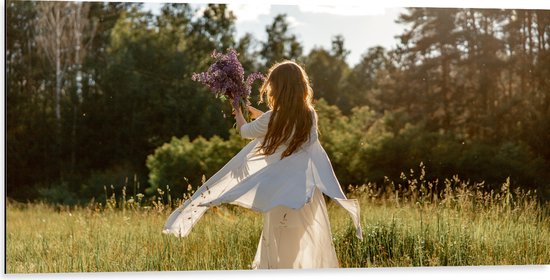 Dibond - Vrouw met Lavendelboeket in het Veld - 100x50 cm Foto op Aluminium (Wanddecoratie van metaal)