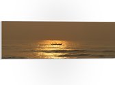 PVC Schuimplaat - Oceaan - Zee - Bootje - Mensen - Zonlicht - 60x20 cm Foto op PVC Schuimplaat (Met Ophangsysteem)