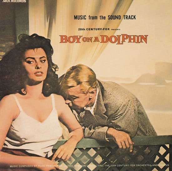 Sophia Loren met blonde man, met 'Boy on a Dolphin' logo. Muziek van de soundtrack.
