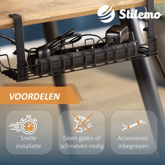 Zwarte Stilemo kabelgoot onder een bureau, met stekkerdoos en kabels. Iconen tonen "Snelle installatie", "Geen gaten of schroeven nodig", "Accessoires inbegrepen".