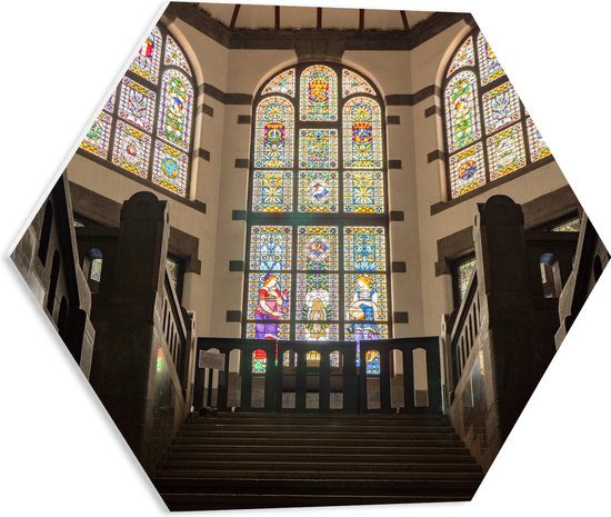 PVC Schuimplaat Hexagon - Glas in Lood Ramen in Kerk - 50x43.5 cm Foto op Hexagon (Met Ophangsysteem)