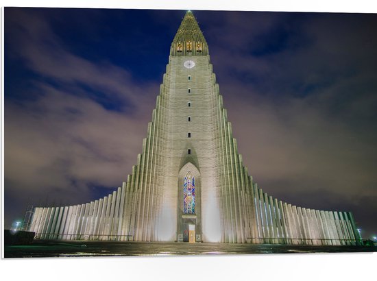 PVC Schuimplaat - Grote Witte Kerk in Reykjavik, IJsland - 75x50 cm Foto op PVC Schuimplaat (Met Ophangsysteem)
