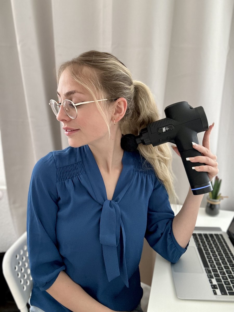 Afbeelding 2 van Mvolo® Massage Gun PRO – Professioneel Massageapparaat – 30 Snelheden – massage pistool - Krachtig – Draadloos – 6 Opzetstukken – Oplaadbaar – Spierherstel – Diepe Weefselmassage – Sportmassage – Fitness - Vaderdag