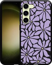 Cazy Hoesje Zwart geschikt voor Samsung Galaxy S23 Abstracte Paarse Bloemen