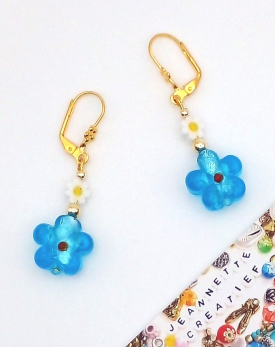 Jeannette-Creatief® - Chique - Bleu Flowers - Witte Millefiori Bloemen - Blauwe Glaskralen Bloem - Flowers - Oorbellen met bloemen - Blauwe Oorbellen - Dames Oorbellen