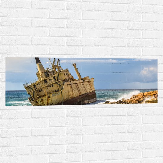 Muursticker - Scheepswrak op de Zee bij Rotsen - 120x40 cm Foto op Muursticker