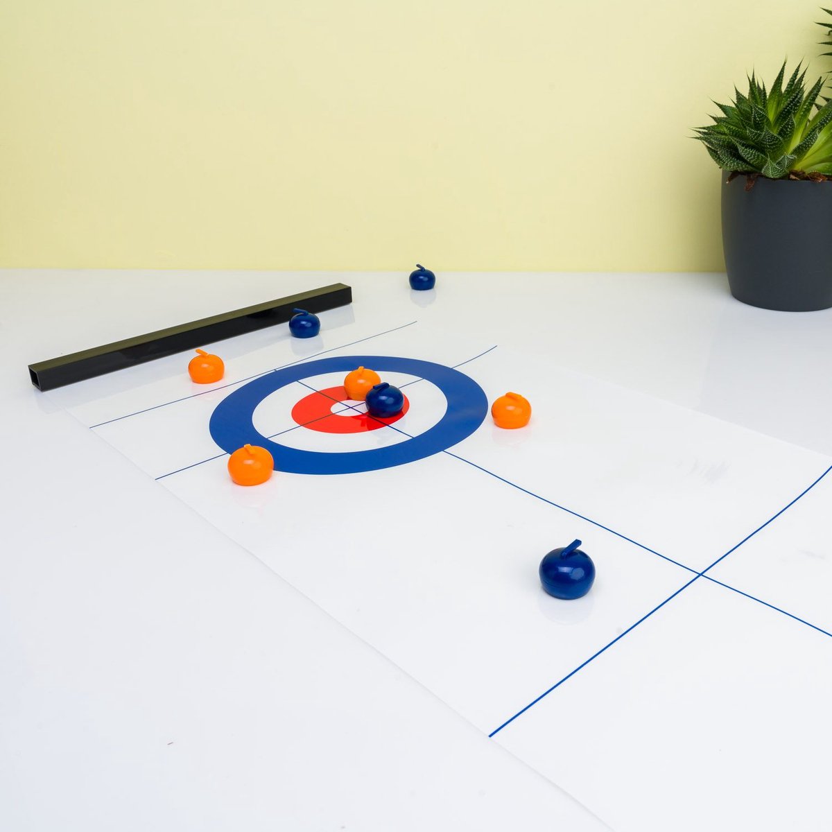 Kikkerland Curling Game - Voor op tafel - Spelletjes voor kinderen - Speelgoed - Compacte speelset - Makkelijk mee te nemen op reis - Spel - Leuk voor kids - Bezigheid